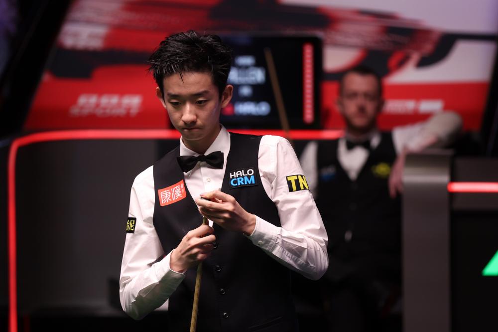 从钢铁后卫到优雅传奇足球生涯高光与竞技价值解析